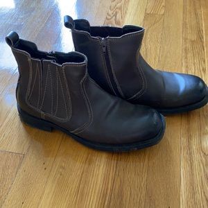 Men’s size 9 brown boots.